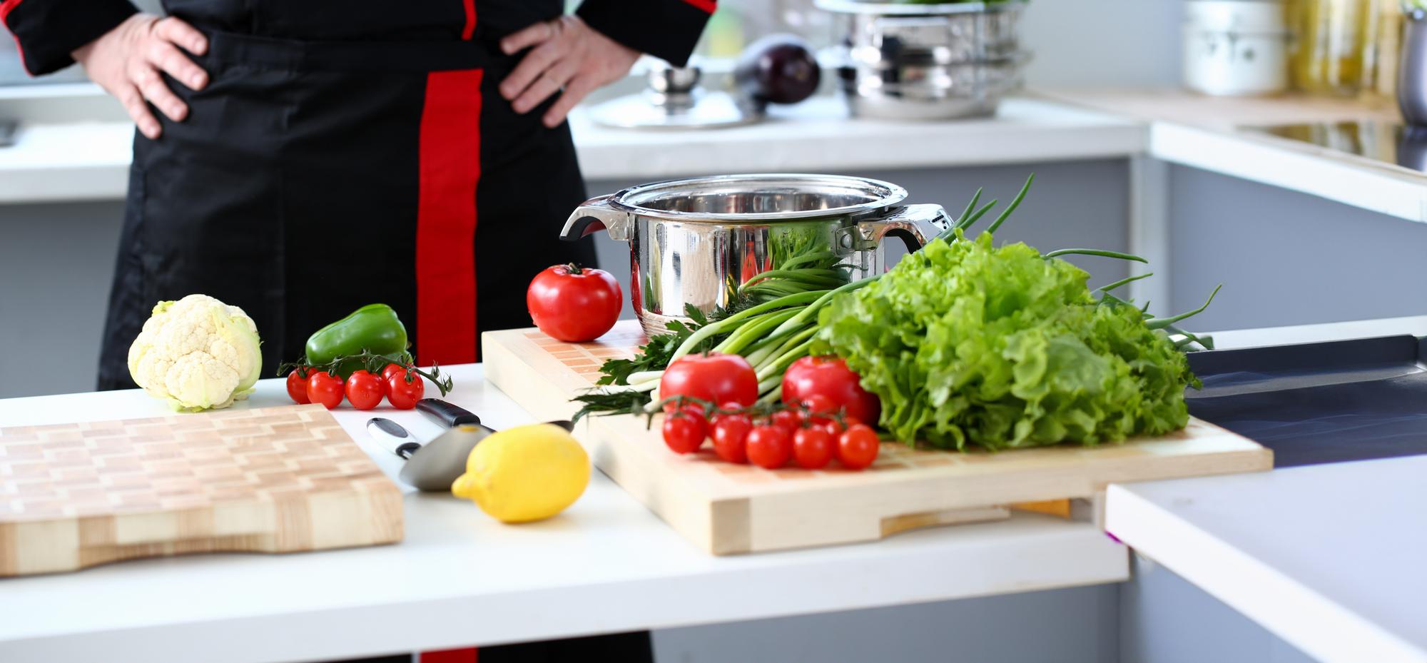 Studijos virtuvė su įrankiais ir ingredientais